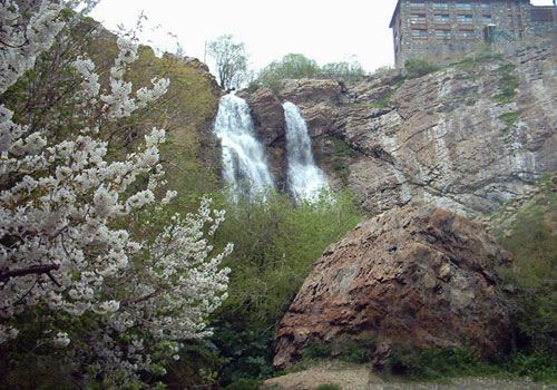 آبشار کفتر لو از جاذبه های طبیعی تهران