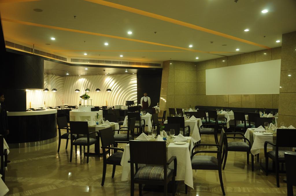 امکانات رفاهی و رستوران های هتل گلدن تولیپ چاتارپور دهلی هند
