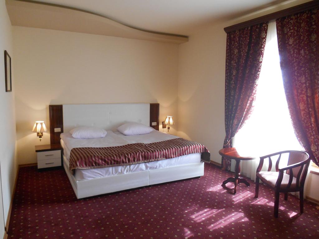 اتاق های هتل ارمنیان رویال پالاس ایروان