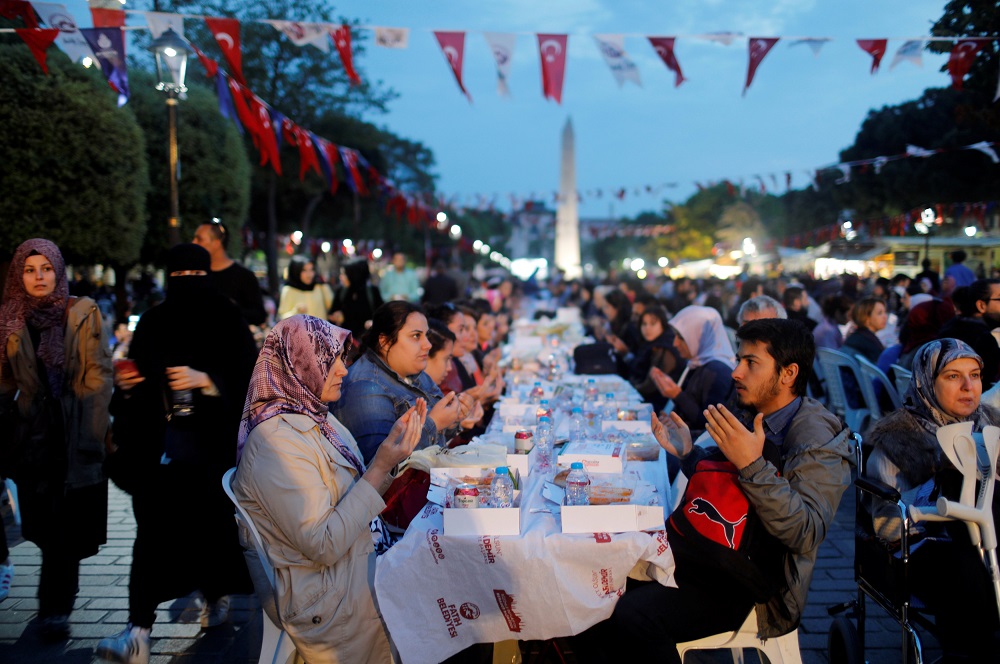 در طول ماه رمضان در مکان ها عمومی چیزی نخورید