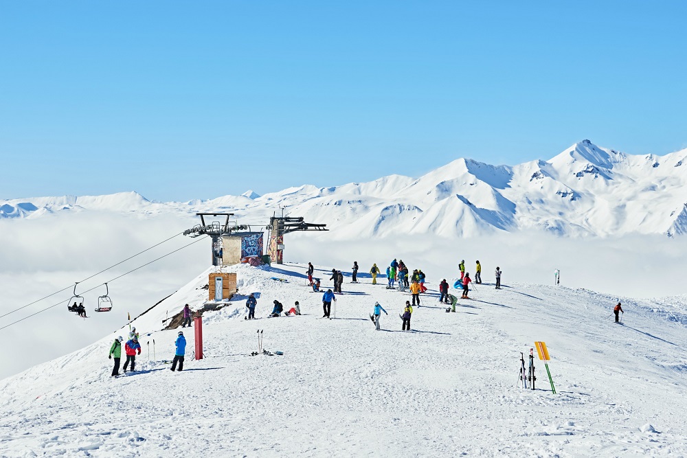 اسکی آزاد در برف های این دهکده