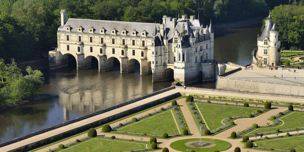 چنونسو، قصری روی آب در فرانسه