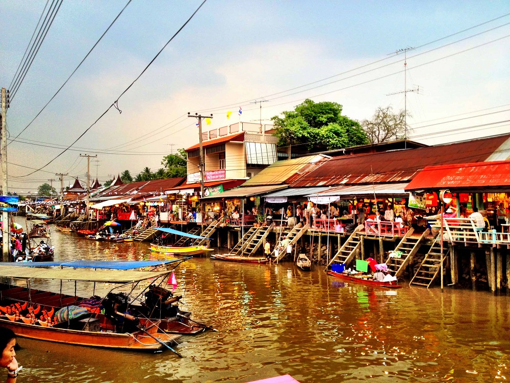 بازار شناور آمفاوا در بانکوک