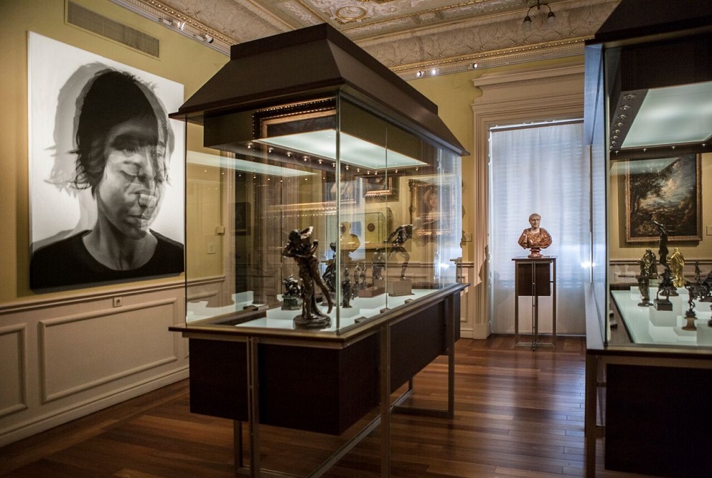 چه آثاری در موزه لازارو گالدیانو نگهداری می شوند؟