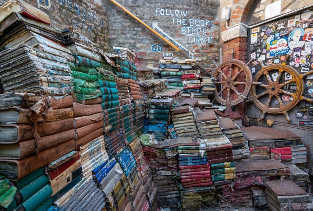 کتابفروشی عجیب در ونیز که حتی پله هایش از کتاب ساخته شده