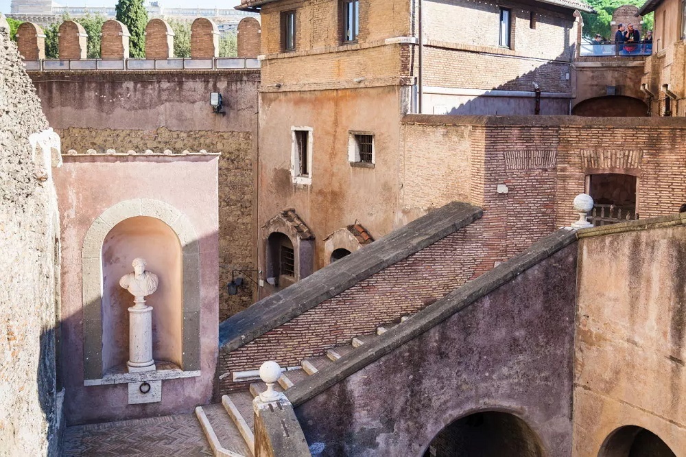 قلعه سن آنجلو رم، مقبره ای برای امپراتوران