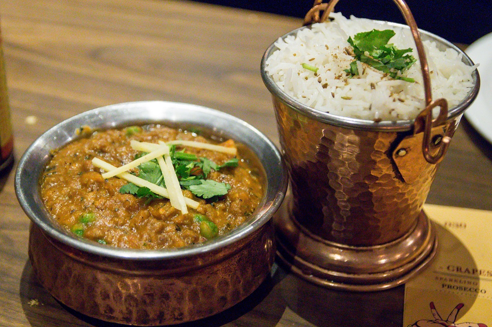 از یک غذای اماراتی در رستوران تانور لاه لذت ببرید