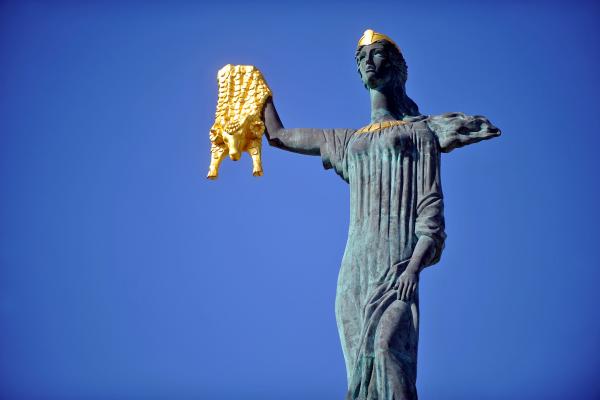 مجسمه یادبود مدیا باتومی گرجستان + تصاویر