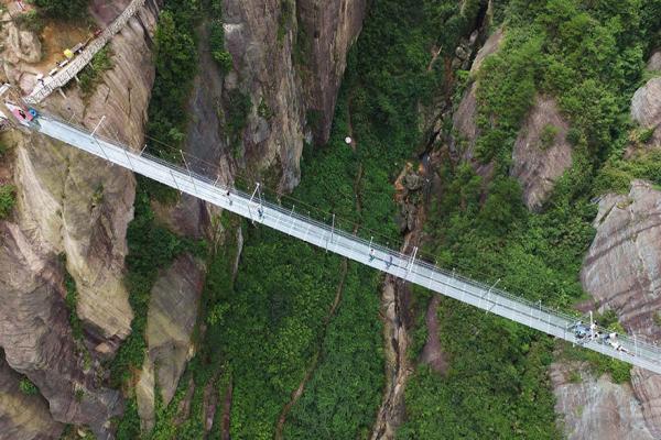 ویدئو  بزرگترین پل شیشه ای در چین